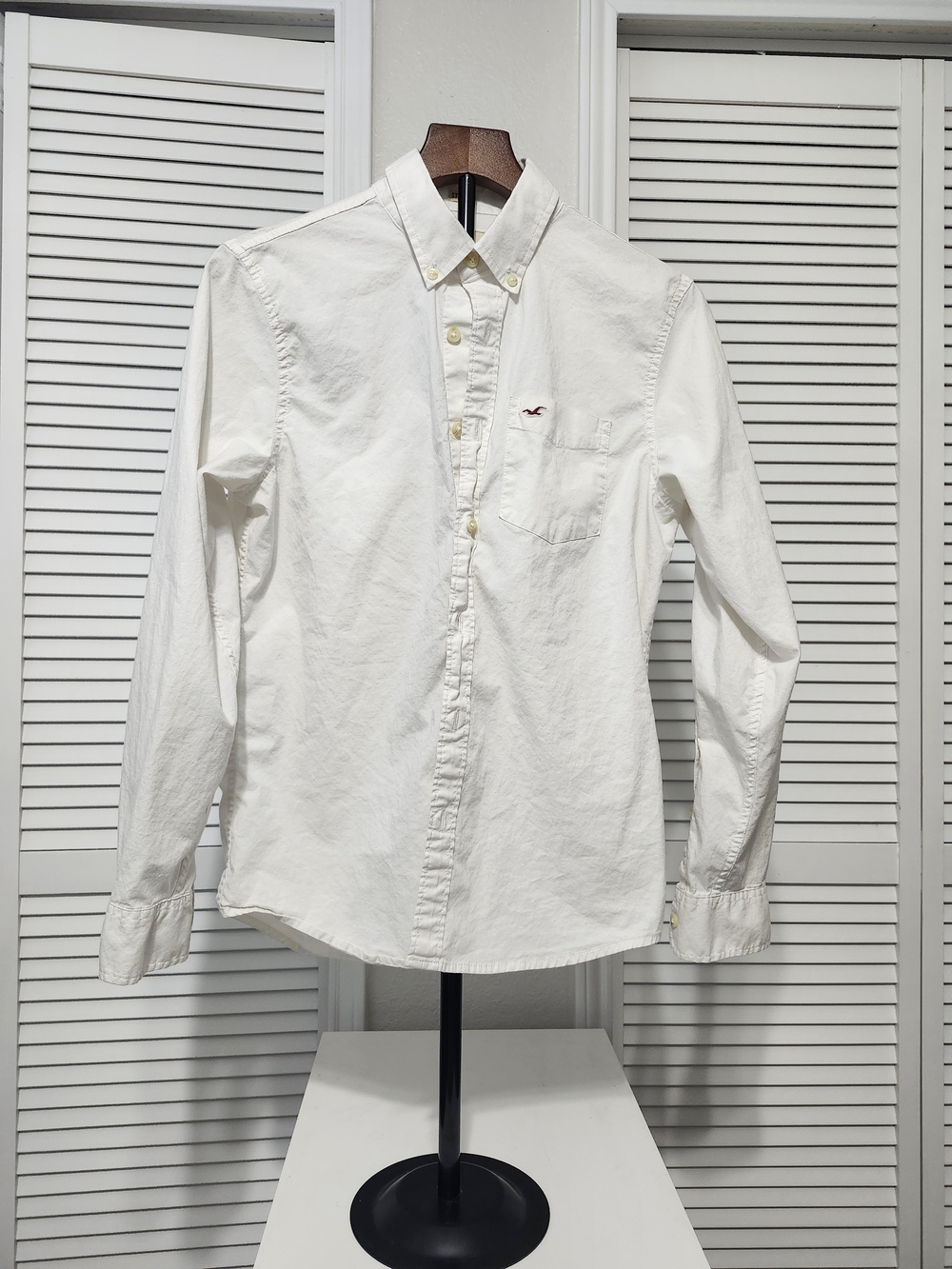 Hollister Men's White Long-Sleeve Button-Down Shirt
